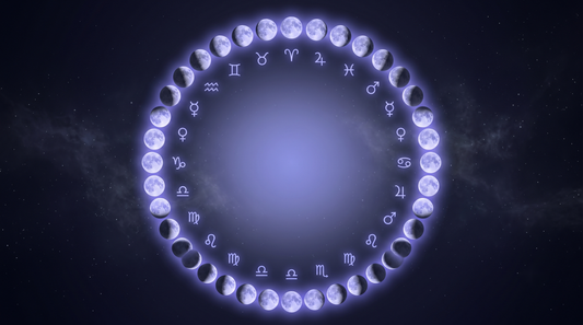 Anillo de pequeñas lunas en todas sus fases como un calendario lunar circular
