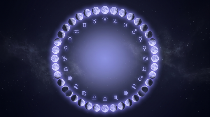 Anillo de pequeñas lunas en todas sus fases como un calendario lunar circular