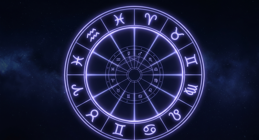 Anillo del zodiaco proyectando haces de luz sobre una carta natal central