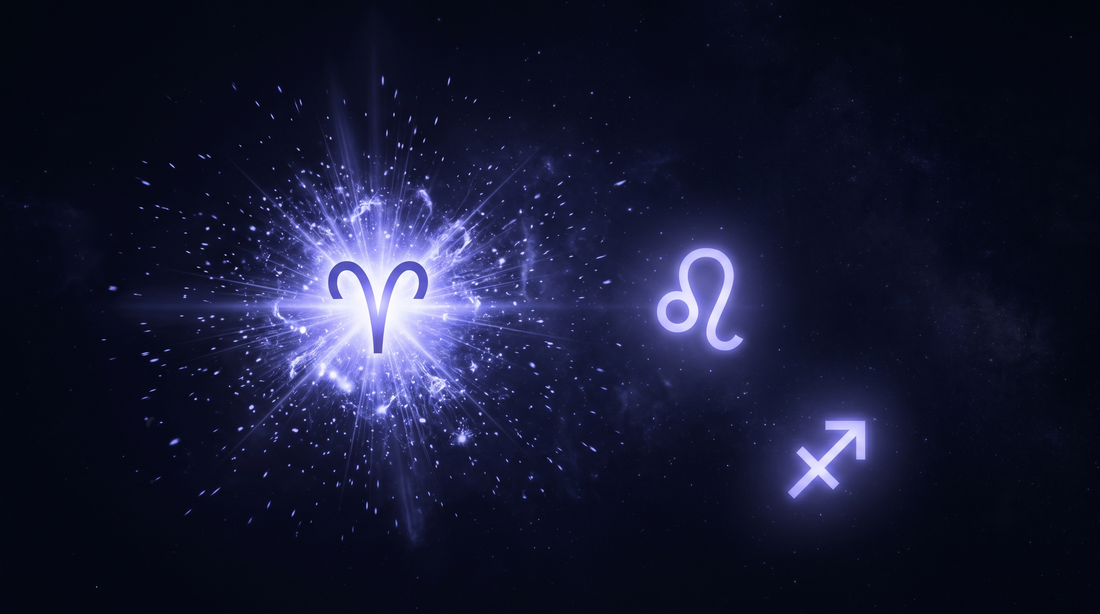 Tres constelaciones de fuego con una estallando en luz como una supernova