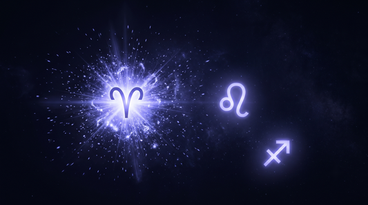 Tres constelaciones de fuego con una estallando en luz como una supernova
