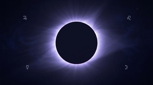 Eclipse solar total con su anillo de corona brillando alrededor del disco oscuro