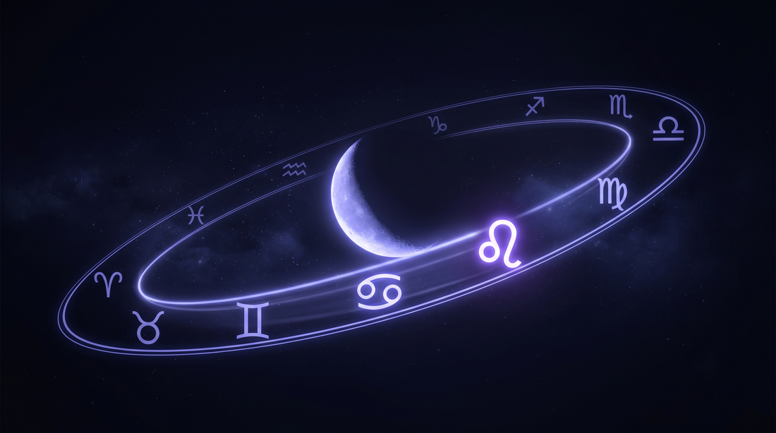 Luna creciente recorriendo el anillo del zodiaco con su estela de luz