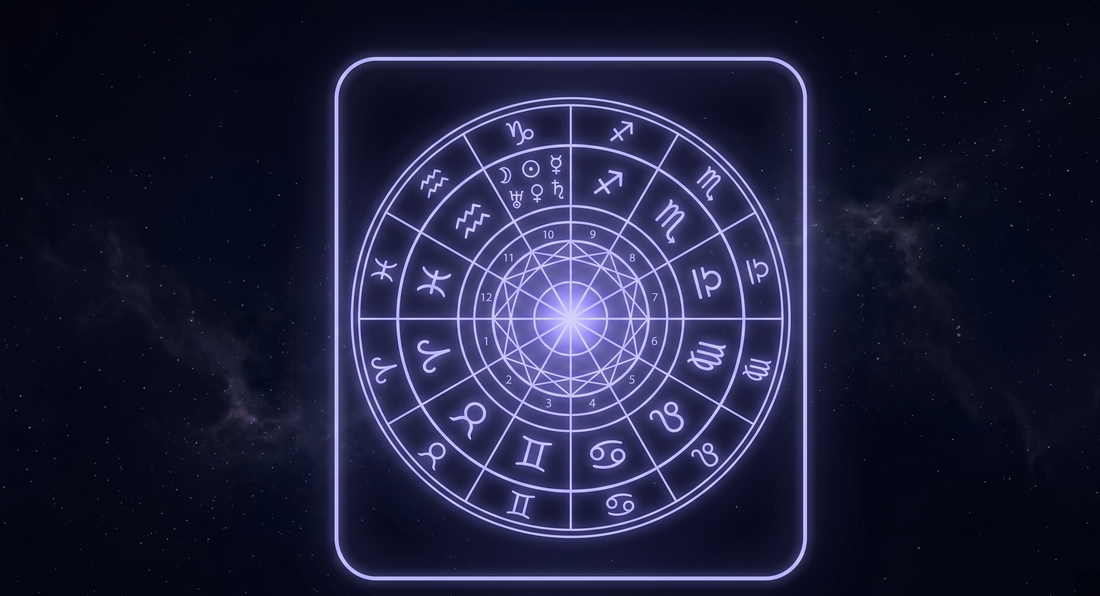 Carta natal brillando dentro de un marco rectangular de luz, símbolo de una app de astrología