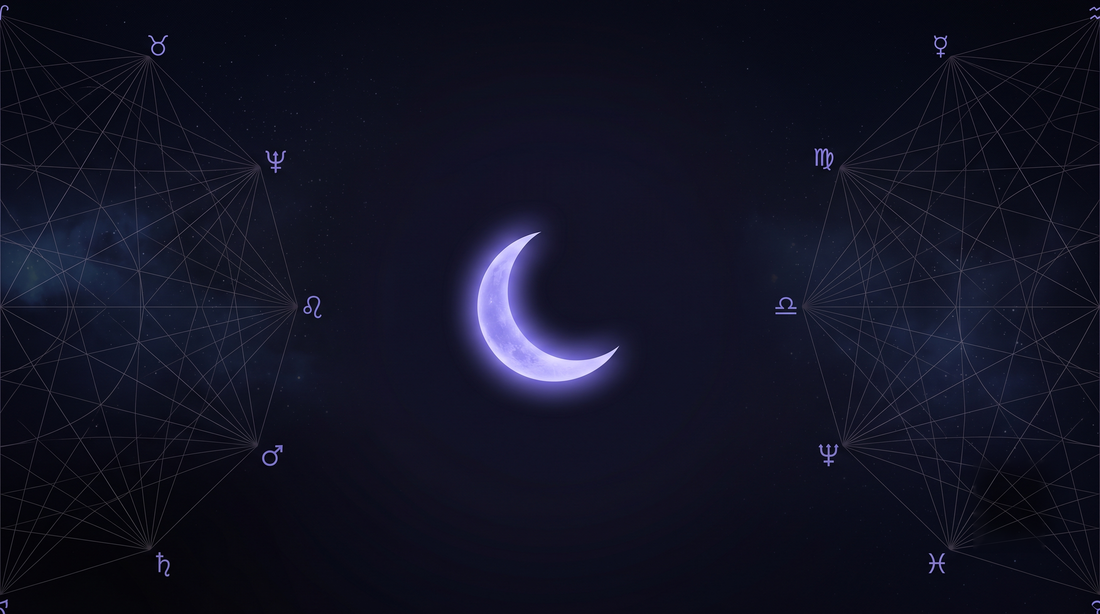 Luna creciente flotando sola entre dos redes de líneas, la luna fuera de curso