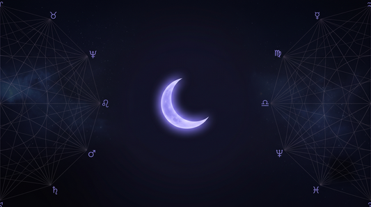 Luna creciente flotando sola entre dos redes de líneas, la luna fuera de curso