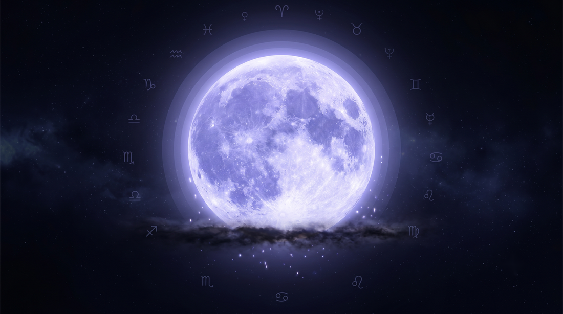 Luna llena con un halo púrpura suave sobre un banco de nebulosa
