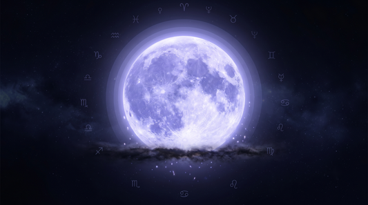 Luna llena con un halo púrpura suave sobre un banco de nebulosa