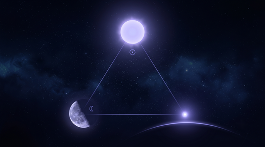 Sol, luna y un punto ascendente sobre el horizonte unidos en triángulo, la tríada astrológica