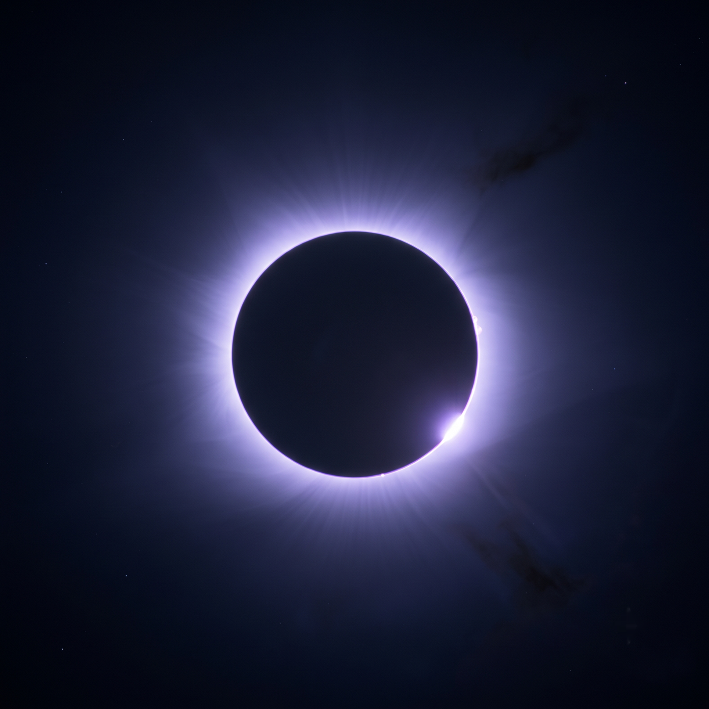Eclipse total con anillo de corona violeta sobre campo de estrellas, informe de eclipses AISTROWISE